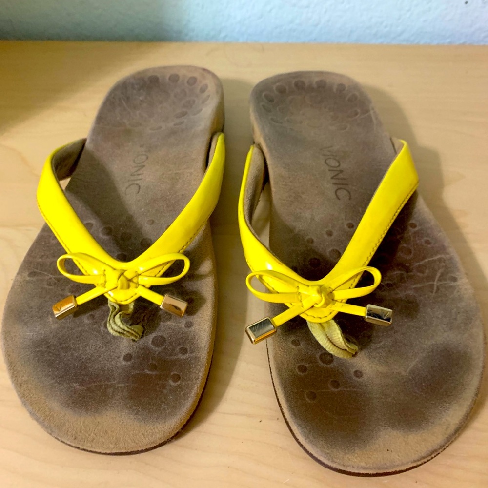 Vionic vibrant patent yellow leather sandals